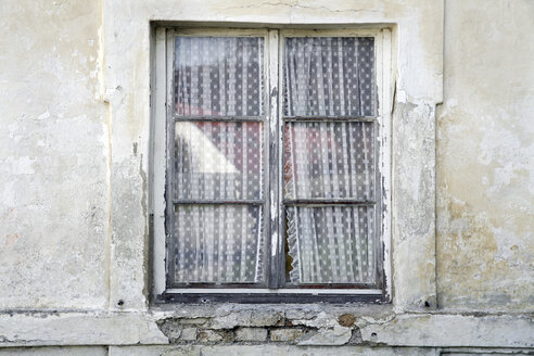 Deutschland, Bayern, Altbau, geschlossenes Fenster - TCF01031