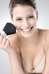 Junge Frau benutzt Make-up-Pinsel, Nahaufnahme - MAEF01262