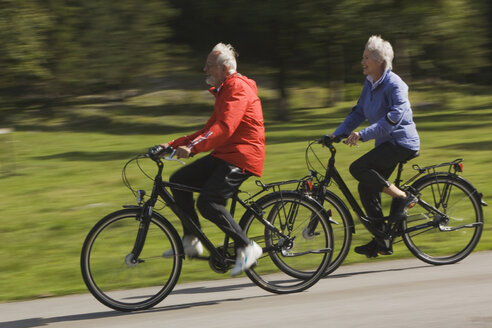 Austria, Karwendel, Senior couple biking - WESTF10553