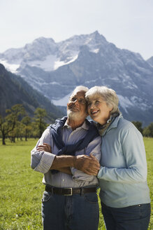 Austria, Ahornboden, Senior couple in mountain secenery - WESTF10538