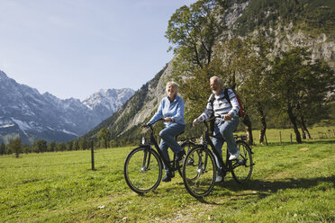 Österreich, Karwendel, Seniorenpaar beim Radfahren - WESTF10530
