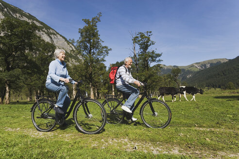 Österreich, Karwendel, Seniorenpaar beim Radfahren - WESTF10528