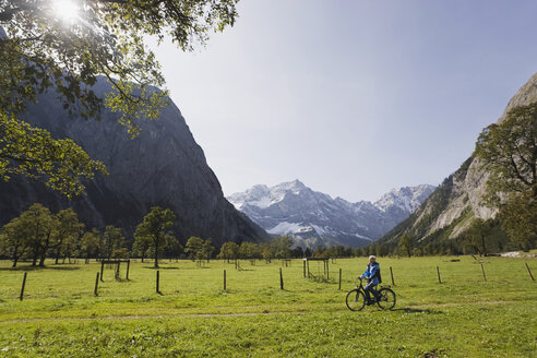 Österreich, Karwendel, Seniorin beim Radfahren - WESTF10525