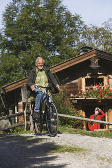 Österreich, Karwendel, Senior Mann radelt - WESTF10509