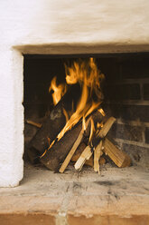 Log fire, close-up - WESTF10424