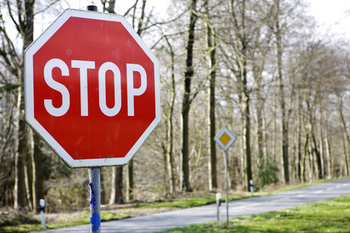 Stoppschild auf der Straße, Nahaufnahme - KSWF00222