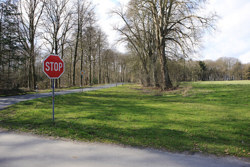 Stoppschild auf der Straße - KSWF00221