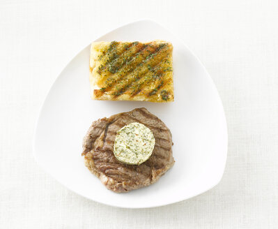 Steak, Kräuterbutter und Baguettebrot, Blick von oben - KSWF00216