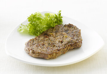 Steak with pepper and lettuce, close-up - KSWF00209