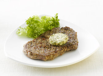 Steak mit Kräuterbutter, Pfeffer und Kopfsalat, Nahaufnahme - KSWF00208