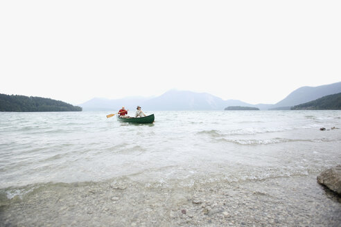 Deutschland, Bayern, Walchensee, Seniorenpaar rudert Boot auf See - WESTF10217