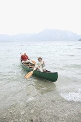 Deutschland, Bayern, Walchensee, Seniorenpaar rudert Boot auf See - WESTF10216