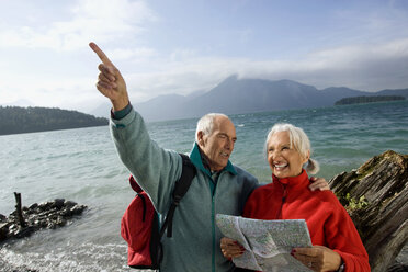 Deutschland, Bayern, Walchensee, Seniorenpaar mit Landkarte, Mann zeigt mit Finger - WESTF10195