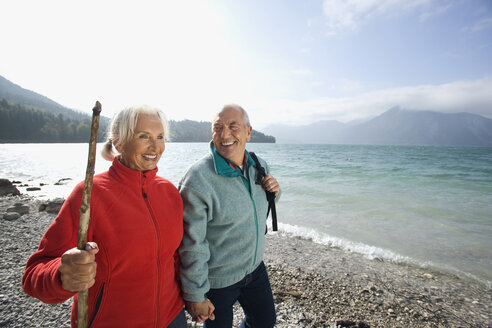 Deutschland, Bayern, Walchensee, Seniorenpaar beim Wandern am Seeufer - WESTF10189
