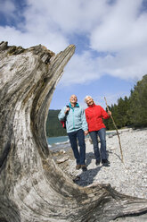 Deutschland, Bayern, Walchensee, Seniorenpaar beim Wandern am Seeufer - WESTF10188