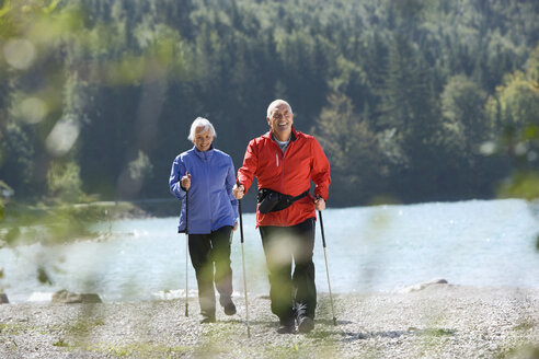 Deutschland, Bayern, Walchensee, Seniorenpaar, Nordic Walking am Seeufer - WESTF10172