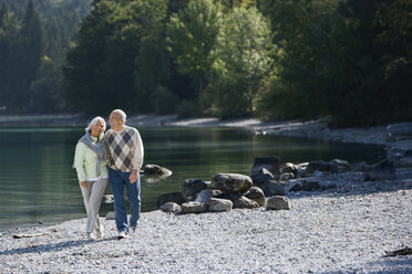 Deutschland, Bayern, Walchensee, Älteres Paar beim Spaziergang am Seeufer - WESTF10113