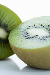 Sliced kiwis, close-up - MAEF01323