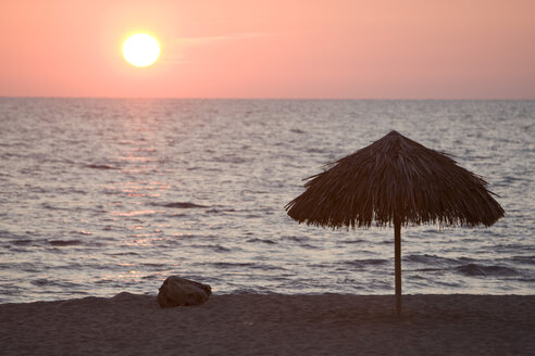 Italien, Toskana, Forte dei Marmi, Strand mit Sonnenuntergang - FFF01001