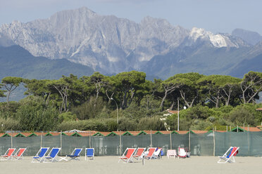 Italien, Toskana, Forte dei Marmi, Segeltuchstühle am Strand - FFF00998