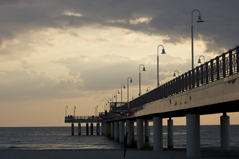 Italien, Toskana, Forte dei Marmi, Pier und bewölkter Himmel - FFF00997