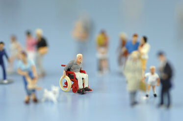 Mann im Rollstuhl inmitten von Menschen, Nahaufnahme - ASF03814