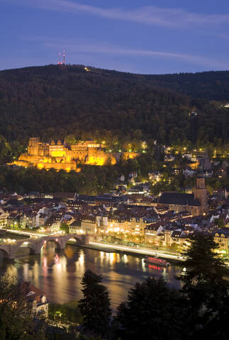 Deutschland, Baden-Württemberg, Heidelberg, Blick über Stadt und Fluss, lizenzfreies Stockfoto