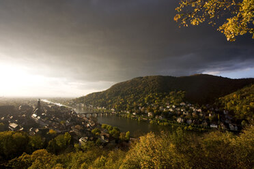 Deutschland, Baden-Württemberg, Blick über die Stadt mit Necker und Gewitterwolken - WDF00400