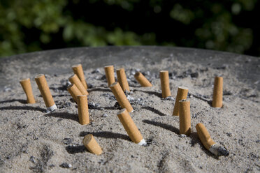 Aschtray, Zigarettenknospen im Sand, Nahaufnahme - WDF00361