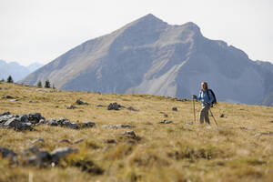 Österreich, Karwendel, Rissbachtal, Frau Nordic Walking - MRF01130