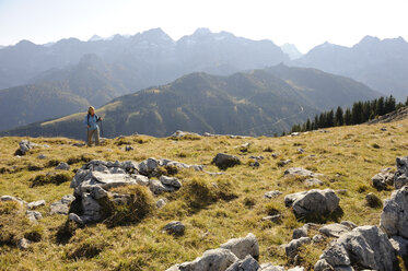 Österreich, Karwendel, Rissbachtal, Frau Nordic Walking - MRF01127