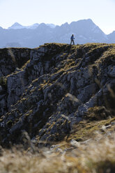 Österreich, Karwendel, Rissbachtal, Frau Nordic Walking - MRF01126