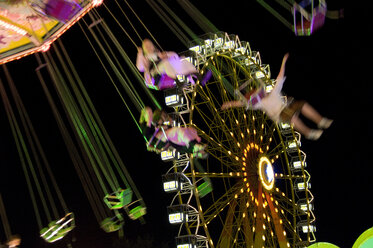 Germany, Bavaria, Munich, Oktoberfest, Ferris wheel at night - GNF01090