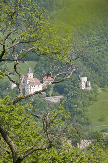 Italien, Südtirol, Eisacktal, Festung und Waldgebiet - GNF01070