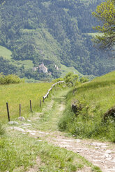 Italien, Südtirol, Eisacktal, Feldweg, Festung im Hintergrund - GNF01060