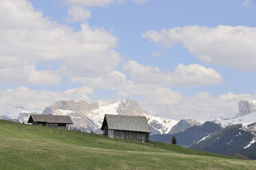 Italien, Südtirol, Hütten in Berglandschaft - GNF01057