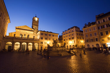 Italien, Rom, Trastevere, Piazza Santa Maria bei Nacht - GWF00909