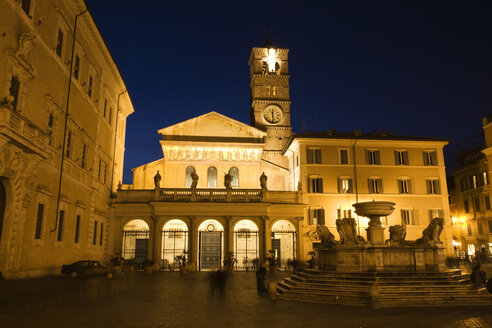 Italien, Rom, Trastevere, Piazza Santa Maria bei Nacht - GWF00908