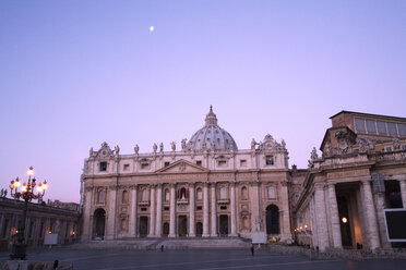 Italien, Rom, Petersdom in der Dämmerung - GWF00901