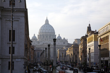 Italy, Rome, St. Peter's Basilica, traffic in foreground - GWF00897