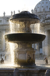 Italien, Rom, Petersplatz, Springbrunnen und Touristen - GWF00894