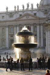 Italien, Rom, Petersplatz, Springbrunnen und Touristen - GWF00893