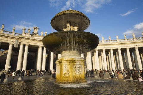 Italien, Rom, Petersplatz, Springbrunnen im Vordergrund, lizenzfreies Stockfoto