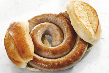 German Bratwurst, fried sausage and bread roll, close-up - 09803CS-U