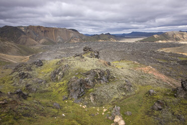 Island, Berglandschaft unter bewölktem Himmel - FFF00968