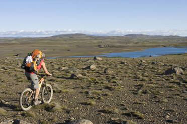 Island, Ein Mann fährt mit dem Mountainbike durchs Tiefland - FFF00960