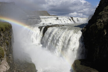 Island, Wasserfall und Regenbogen - FFF00957
