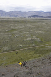 Island, Mann Mountainbike bergab - FFF00949