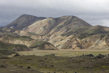 Island, Berglandschaft mit bewölktem Himmel - FF00992