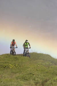 Island, Zwei Männer beim Mountainbiking in hügeliger Landschaft - FF00988